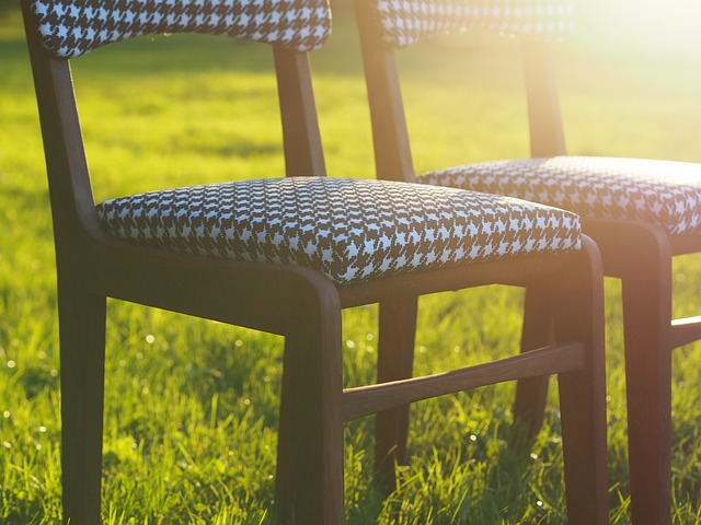 židle na trávě