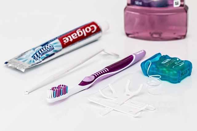 zubní pasta, zubní kartáček a dentální nit