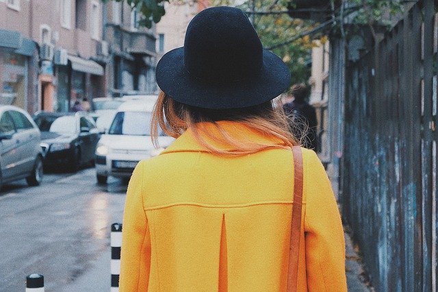 žena v hořčičně žlutém kabátě