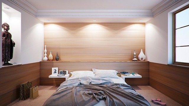 ložnice s osvětlením nad postelí